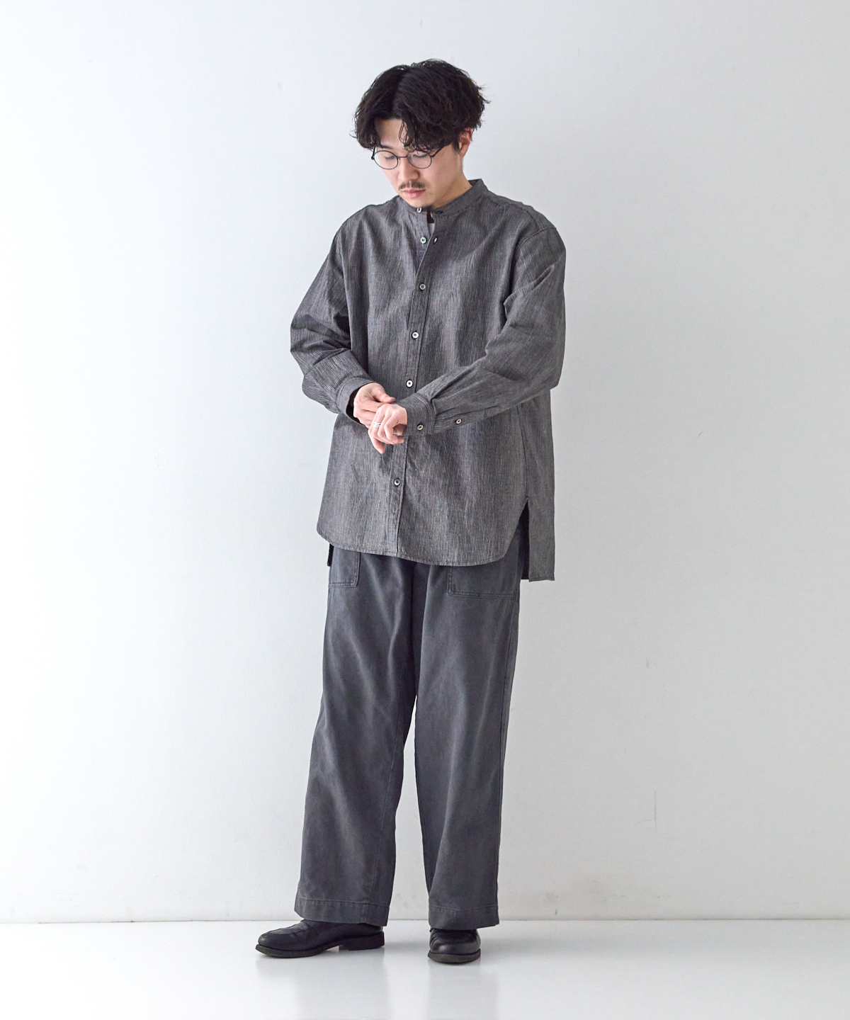 先染めコットン 杢ストライプ バンドカラーシャツ｜nest Robe