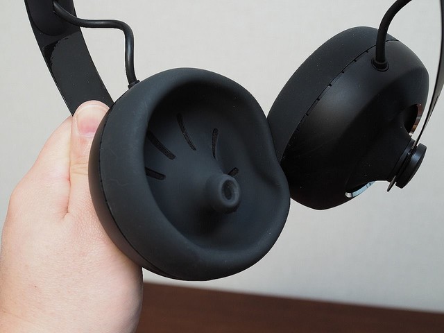 イヤホンのようなヘッドホン「Nuraphone」、奇抜なデザインだけど性能