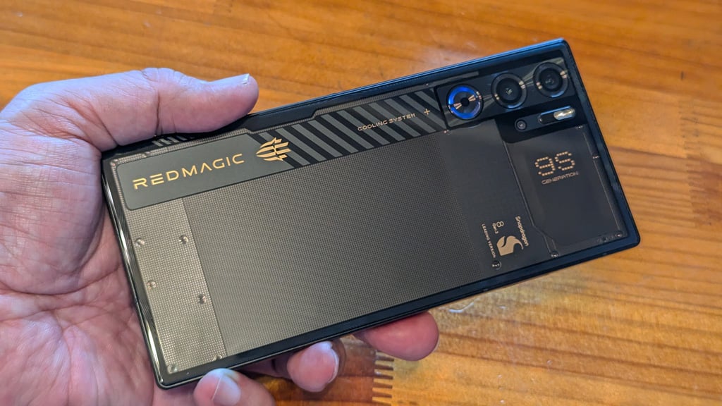 完全フラット背面で最新のSnapdragon 8 Gen 3搭載のゲーミングスマホ