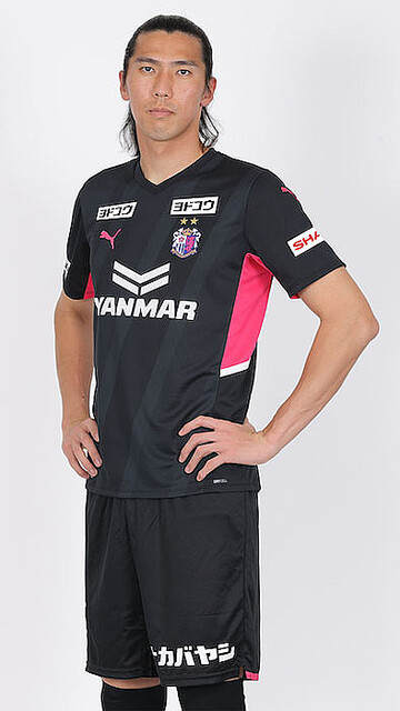 セレッソ大阪、2022新ユニフォーム発表！意外「斜めストライプ」を