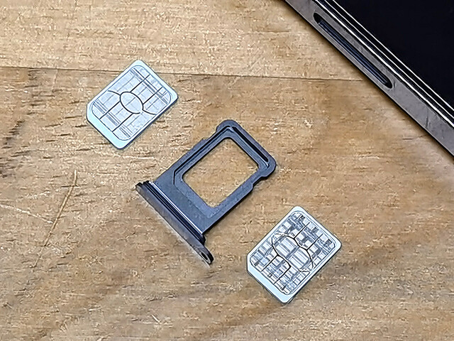 iPhone 13 Pro 香港版をゲット。物理SIMが2枚挿さるが、eSIMには非対応