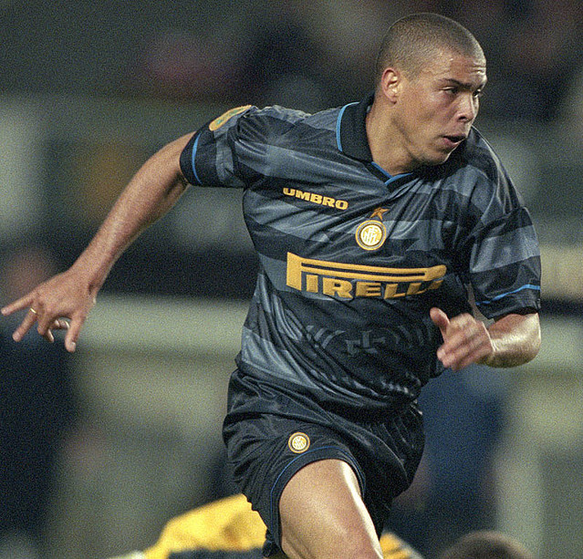 90年代インテル、「忘れないデザイン」のユニフォーム6着 - ライブドア