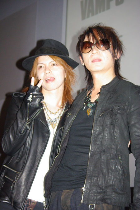 VAMPS(HYDE×K.A.Z)、サプライズ登場。iTunesで新作独占先行配信