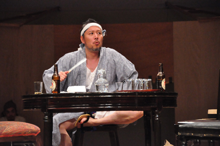 現代を映した“危険な”歴史劇で千葉哲也ら躍動！ | チケットぴあ[演劇 演劇]