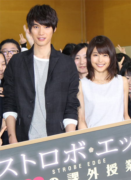 福士蒼汰＆有村架純、女子校でサプライズ！ | チケットぴあ[映画 邦画]