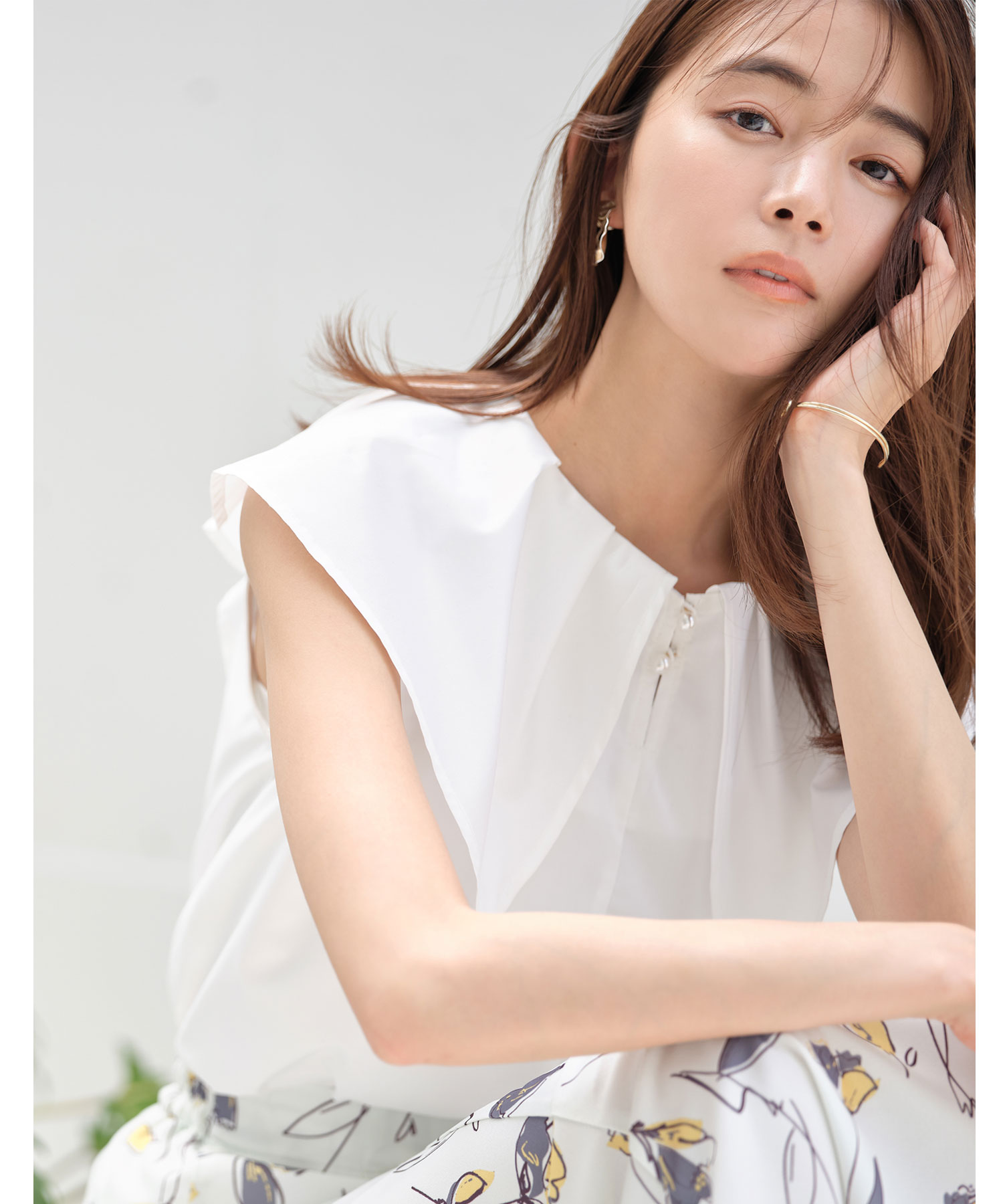 タックビッグカラーノースリーブブラウス