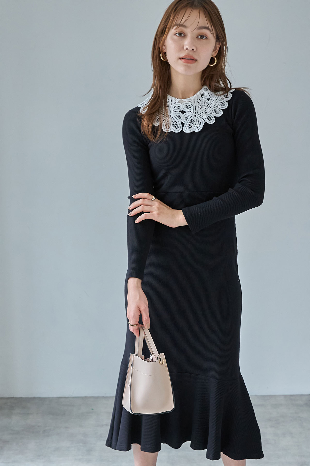 成瀬愛里さん着用】モチーフレース衿ニットソーワンピース