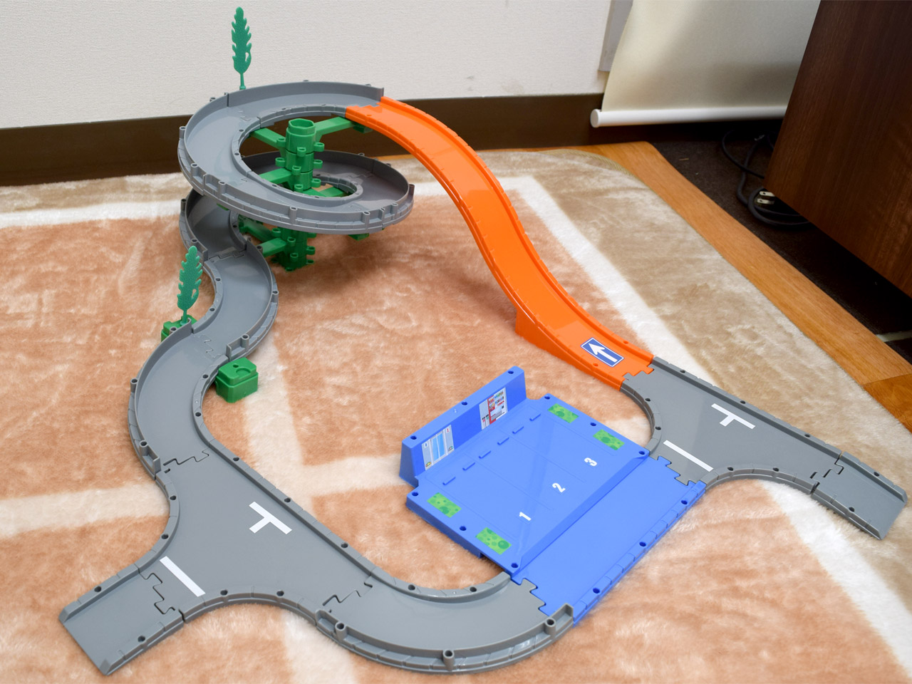 トミカ道路セットで車を走らせて遊ぼう！【試用レポート】