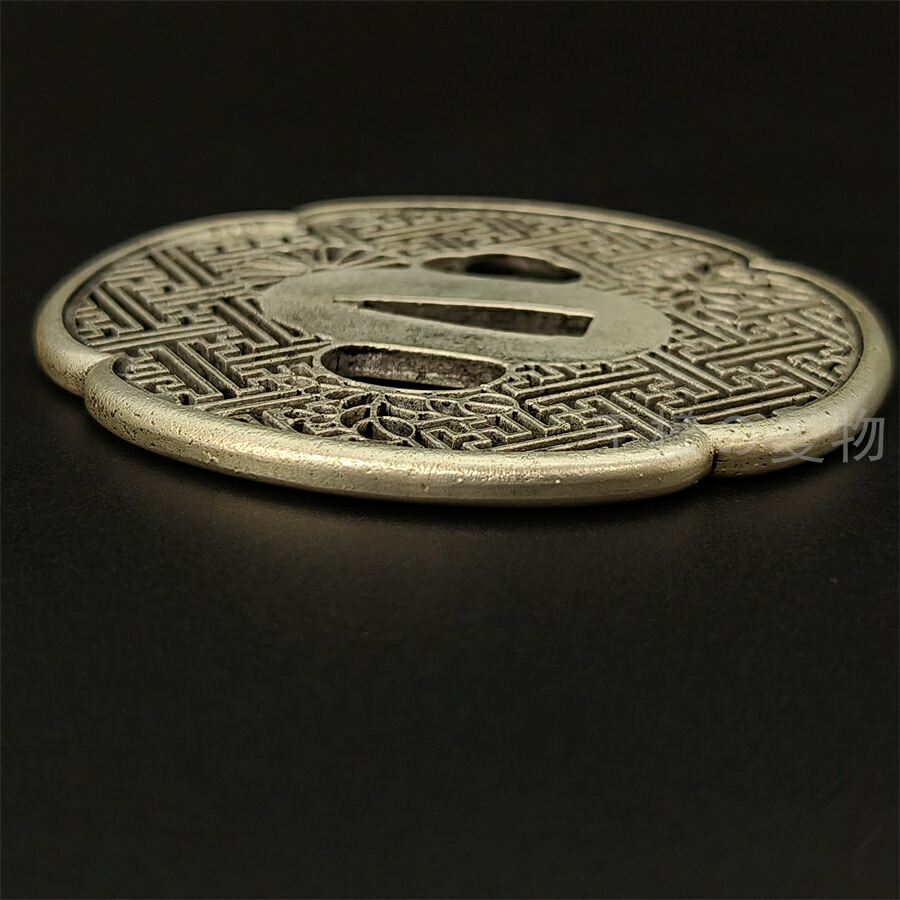 楽天市場】日本刀装具 刀鍔 五三の桐 菊紋 銀輪卍字の図 銀色 銅地