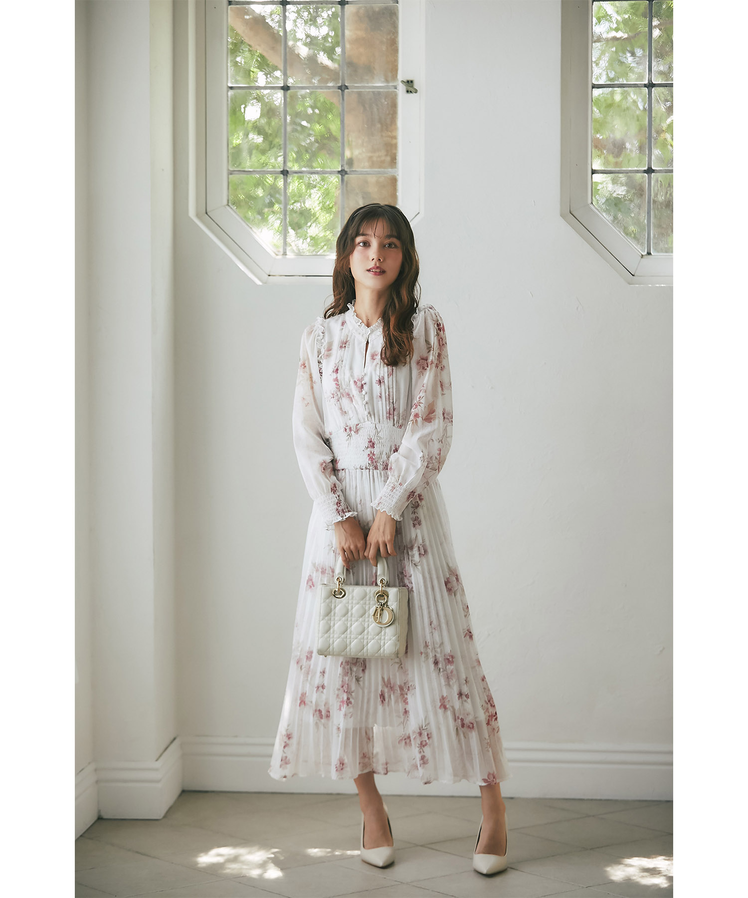 フリル付きフラワープリントシャーリングワンピース