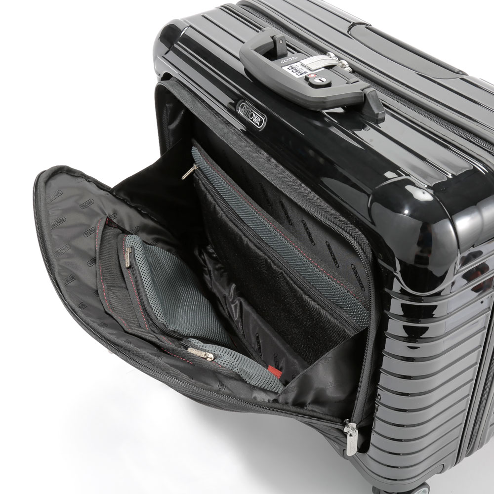 U-STREAM | ビジネスパーソンが選ぶRIMOWA特集