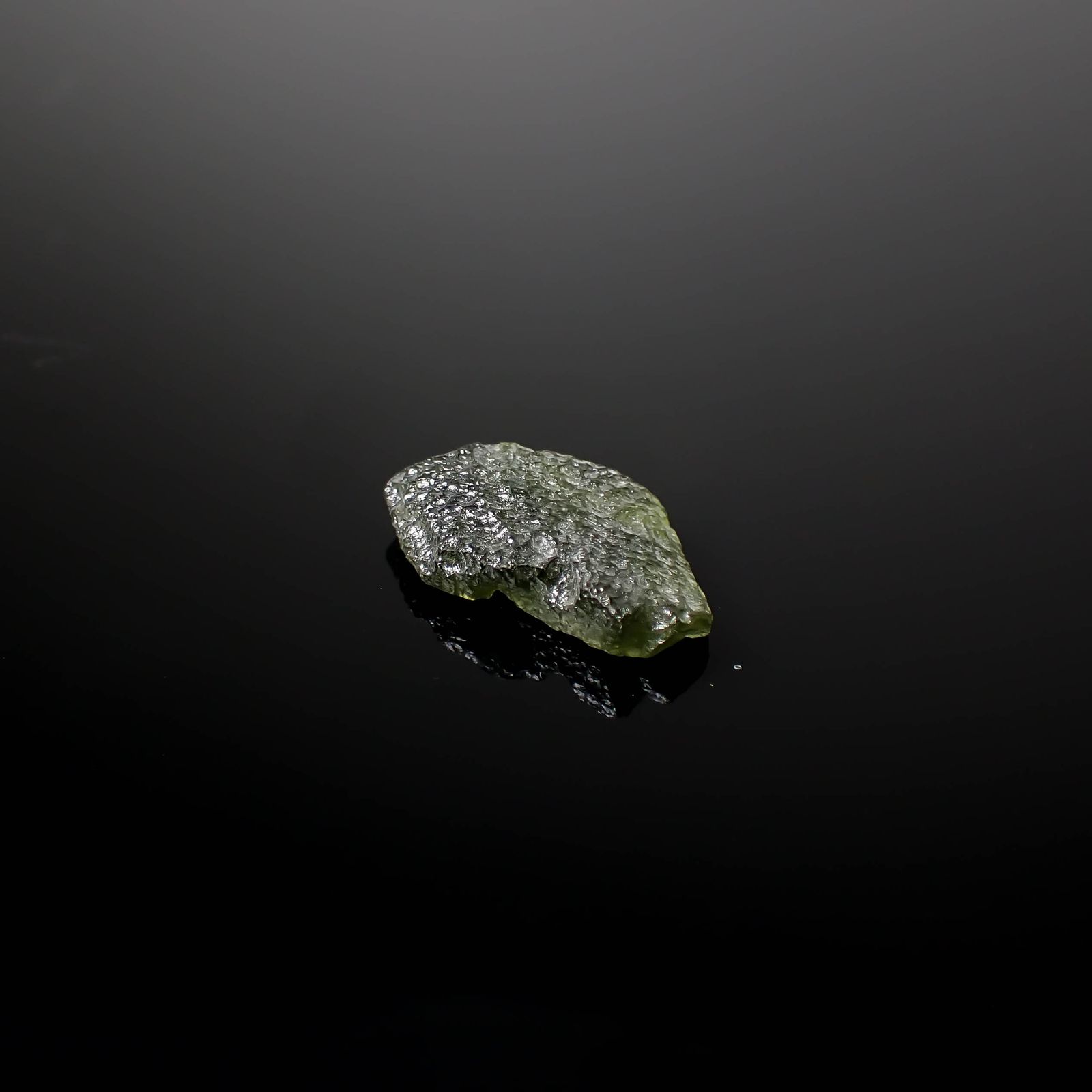 モルダバイト 原石 発見地：旧チェコスロバキア 7.27ct / 15.6x19.1mm