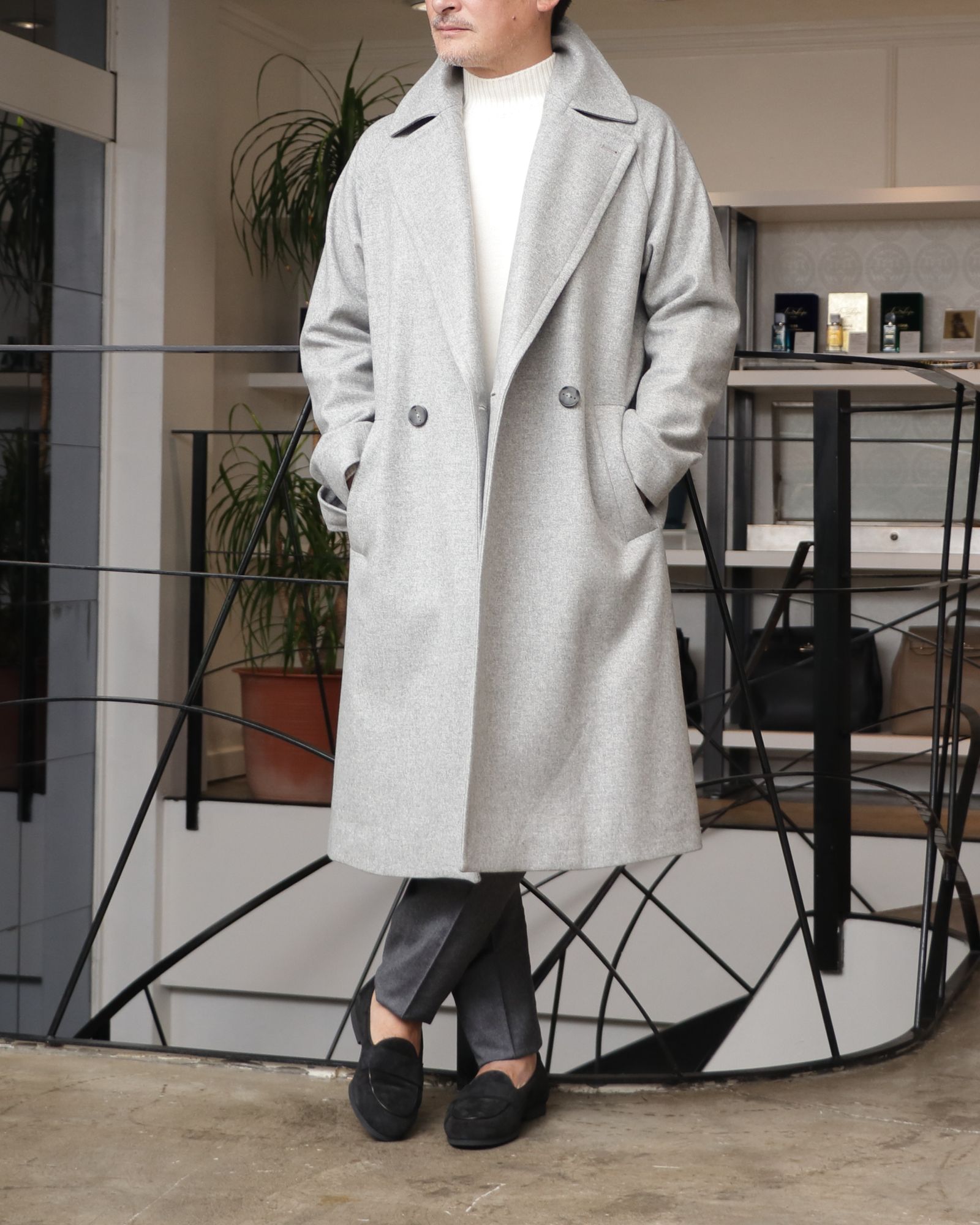 HEVO ウール ベルテッド ダブルコートを使用したグレーの濃淡で魅せる