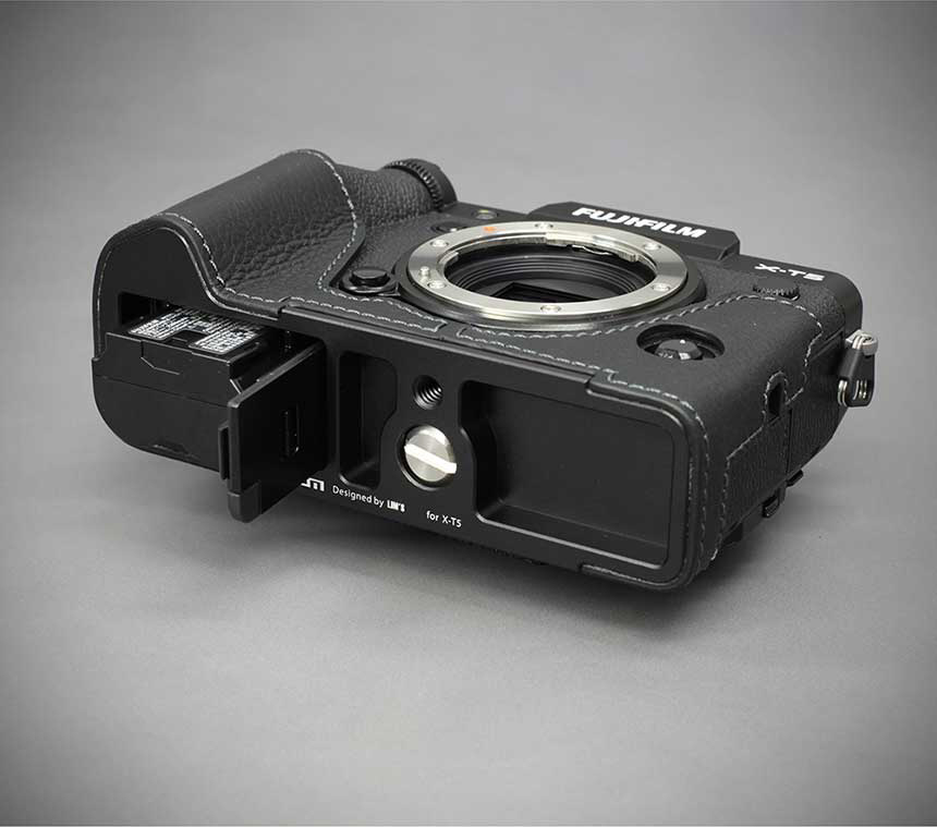 富士フィルム X-T5用本革カメラハーフケース ブラック FJ-XT5BK｜の