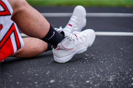 国内10月27日発売予定】 ナイキ エアジョーダン11 レトロ プラチナ