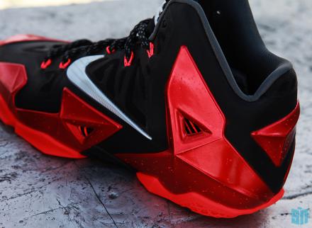 国内11月2日発売予定】 ナイキ レブロン 11 ブラック/メタリック