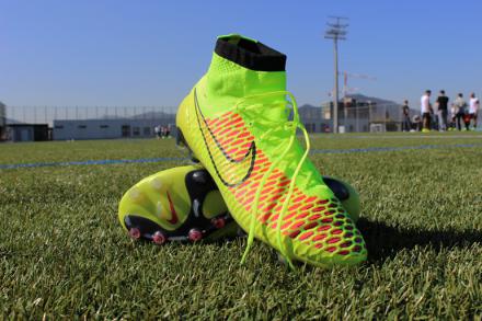 国内先行予約開始中】 ナイキ マジスタ ボルト/メタリック ゴールド