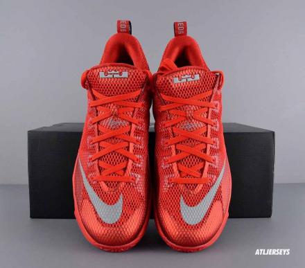 ナイキ レブロン12 ロー ユニバーシティ レッド/ジム レッド-ブラック