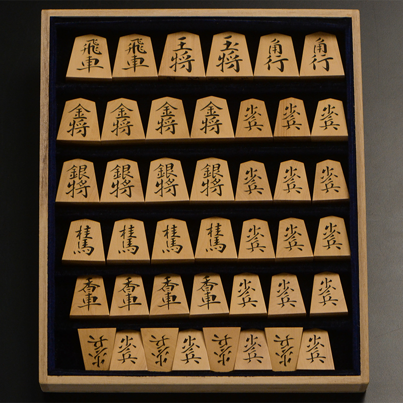 彫将棋駒 本黄楊（御蔵島黄楊） 魚龍 秀楽作 | 前川榧碁盤店