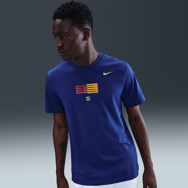 日本未展開】 FCバルセロナ フラッグ T シャツ（ディープロイヤル