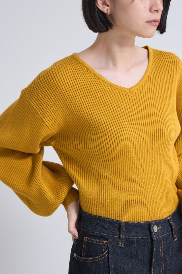 Vネックボリュームスリーブニット※一部店舗のみ入荷