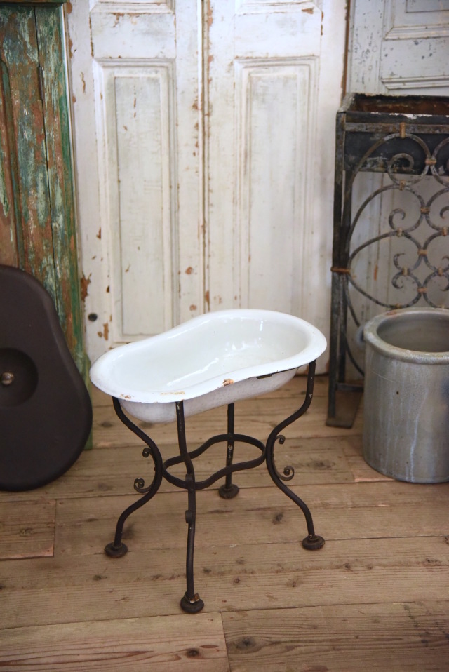 蓋付きの可愛らしい小さなベビーバス