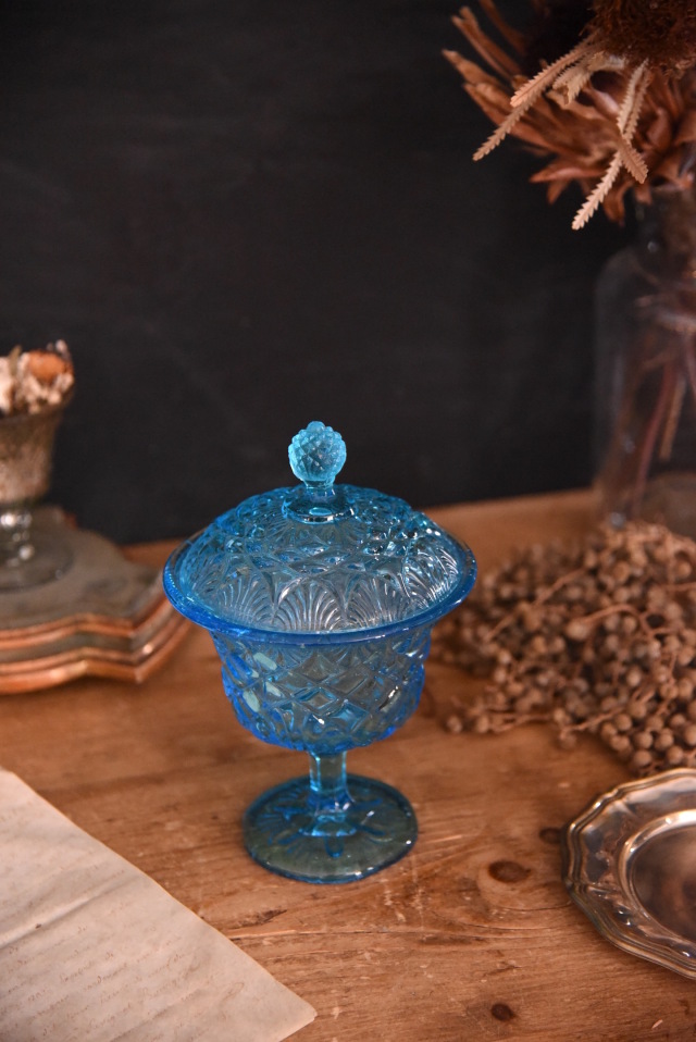 透き通る青が美しいガラスコンポート