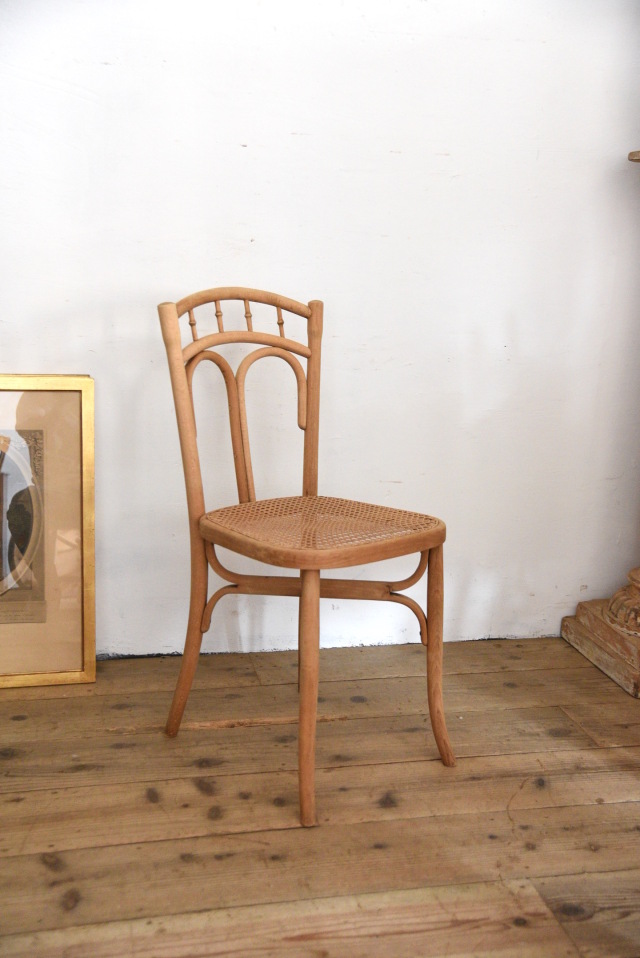 可愛らしい曲げ木のカフェチェア b