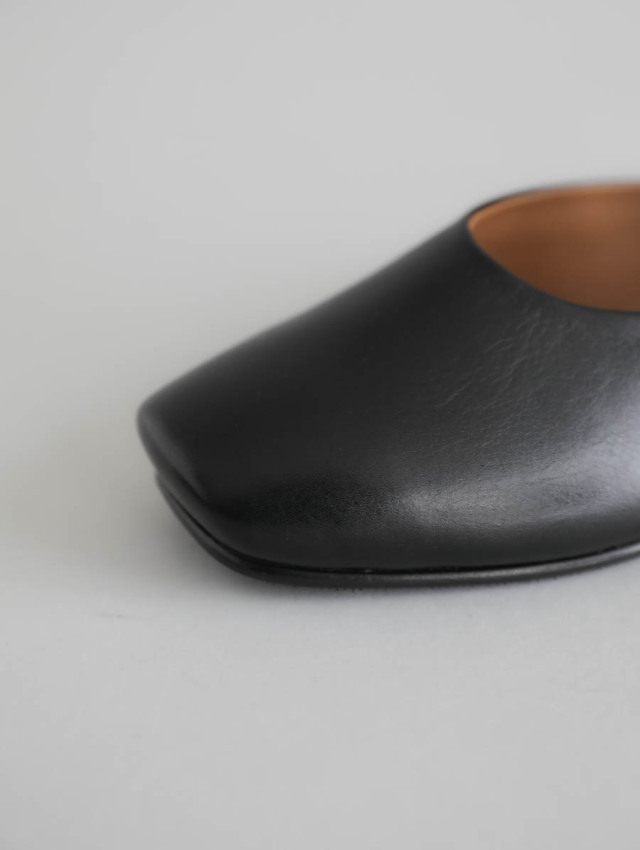 AUTTAA アウッタ｜アンクルストラップパンプス（ブラック）