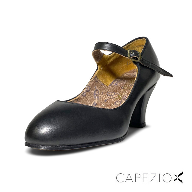 女性らしさを演出するヒール型タップシューズ。