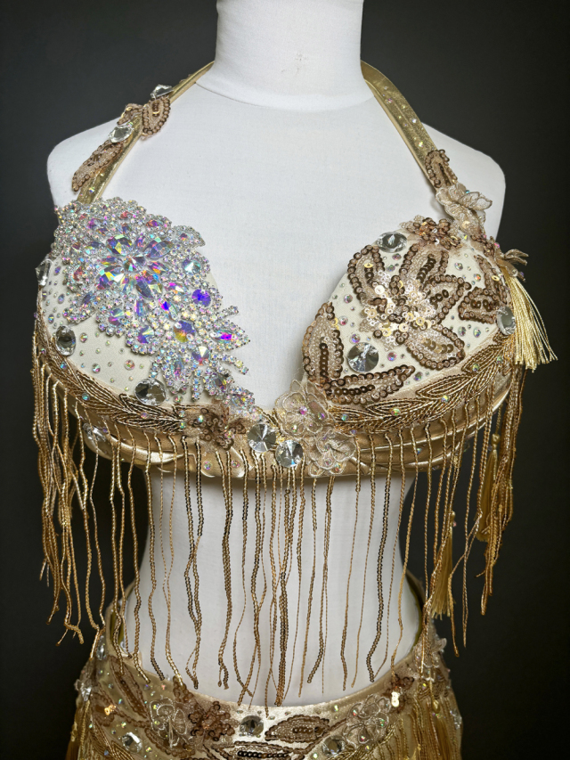 ベリーダンス衣装】艶のあるゴールドが輝く！装飾もゴージャスなベリー