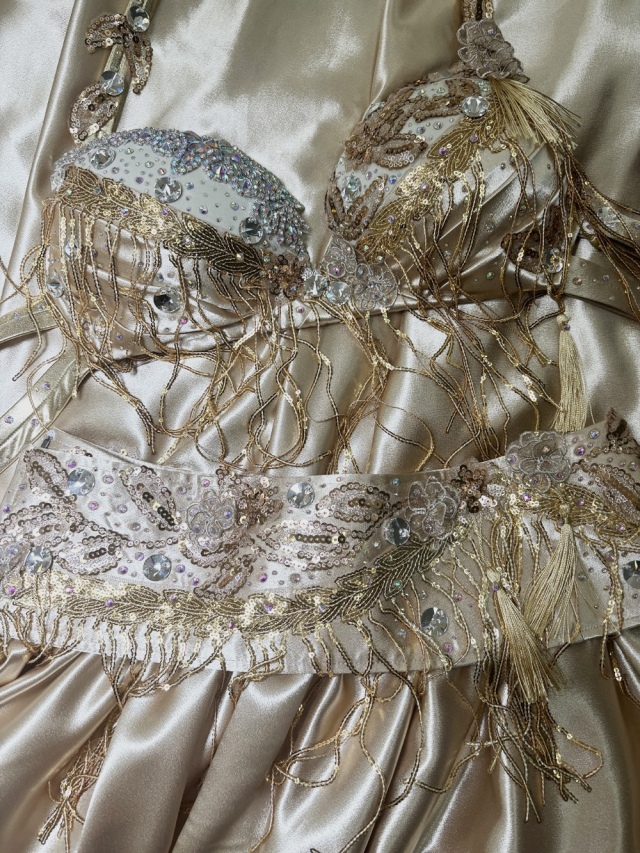 ベリーダンス衣装】艶のあるゴールドが輝く！装飾もゴージャスなベリー