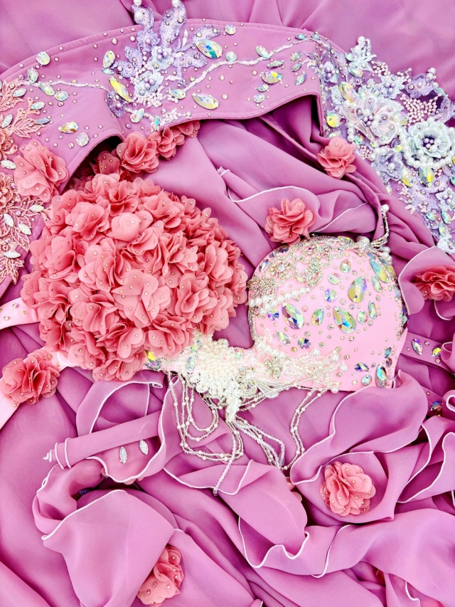 ベリーダンス衣装】バラの花が咲き誇る華やかなピンク！フリルも