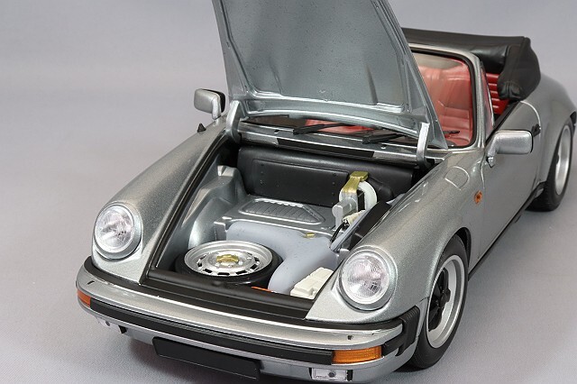 ミニチャンプス 1/18 ポルシェ 911 カレラ 3.2 カブリオレ 1983