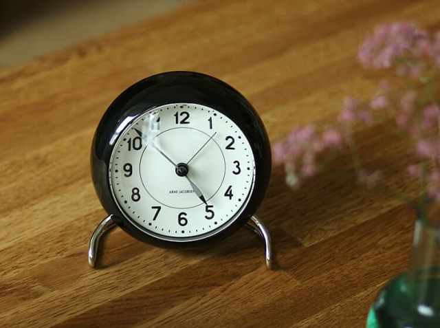 アルネ・ヤコブセン STATION（ステーション） テーブルクロック｜北欧