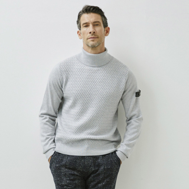 イタリアンキャッシュウール編み柄切り替えタートルネックセーター