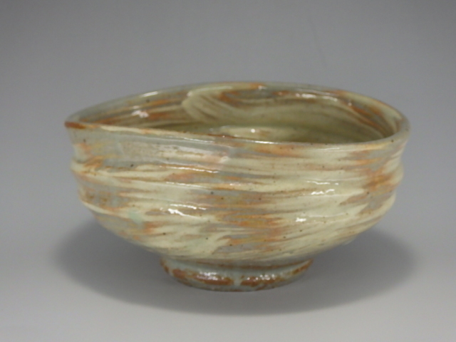 五島哲（越前焼刷毛目草文抹茶茶碗）