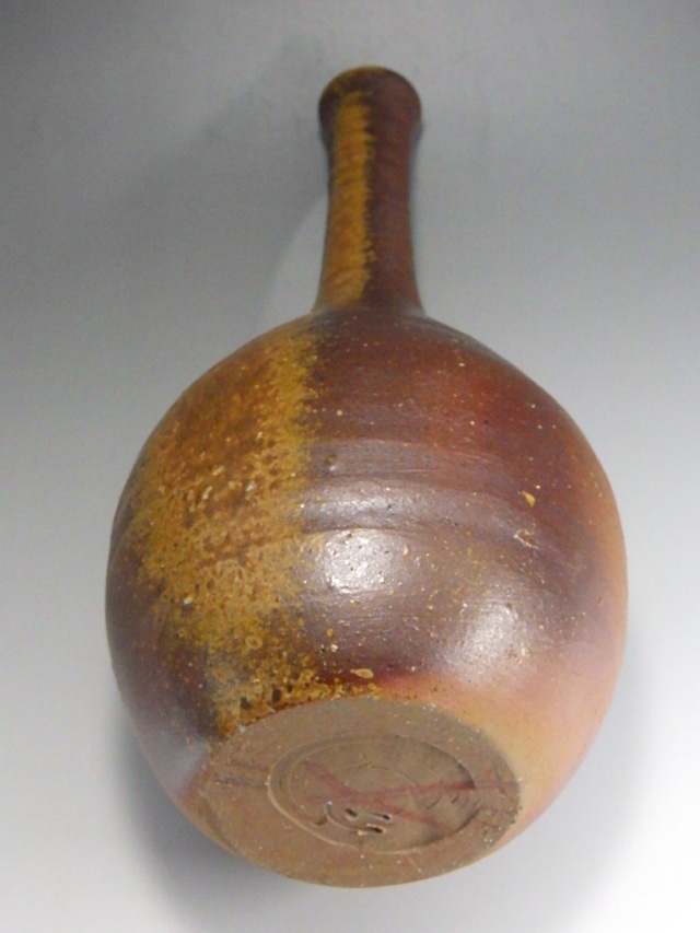 本山和泉（備前焼黄ゴマ鶴首一輪花入）