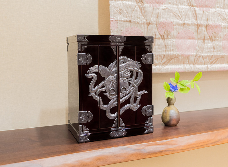 仙台厨子 四枚扉 KMD-23D 木地呂漆塗り 小田俊直作 彫金手打金具付