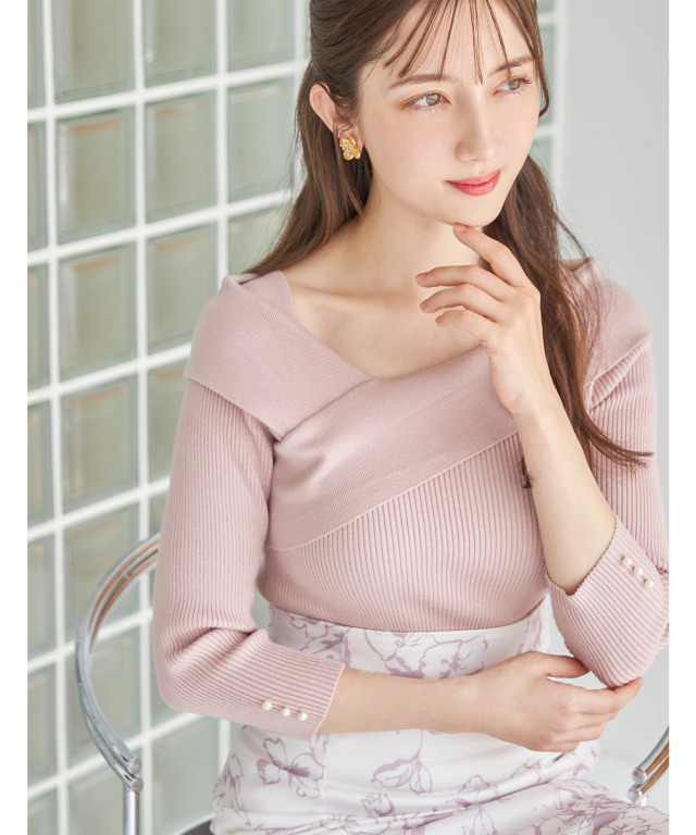 レディ感とセクシーさを併せ持つ袖口パール付きアシメリブニットプル