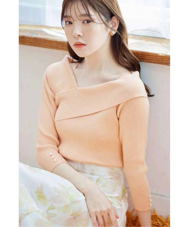 レディ感とセクシーさを併せ持つ袖口パール付きアシメリブニットプル