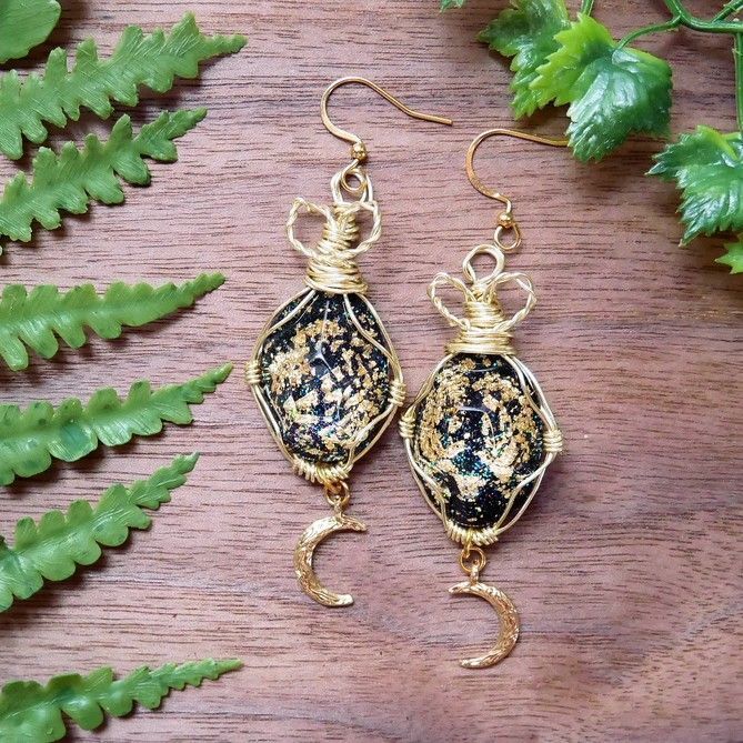 金箔入りカボションと三日月のワイヤーラッピング ピアス・イヤリング