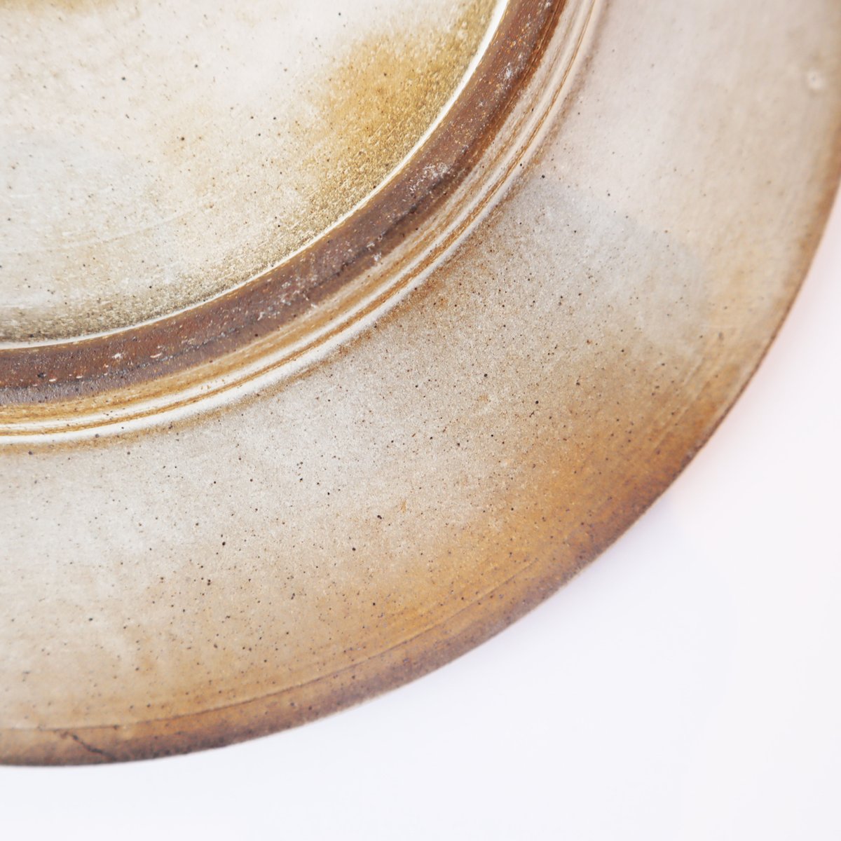 陶器「作家 大西誠一」 白丹波窯変 浅丸盛皿〈約26.5㎝〉 | FURACOCO