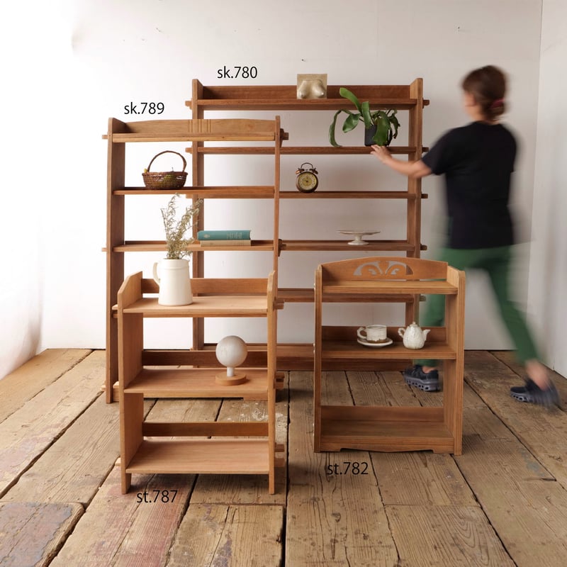 くさびの木製本棚が ゆったり魅せるヴィンテージの風格 /sk.780