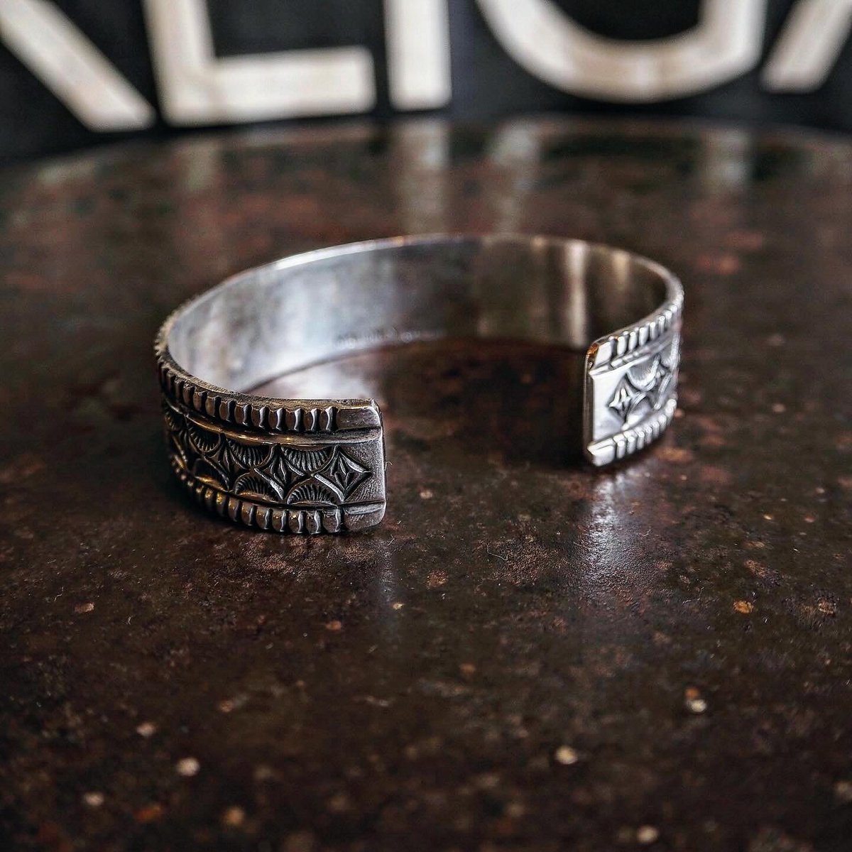 Leonard Maloney ／ Wide Stamp Work Bangle | CALI