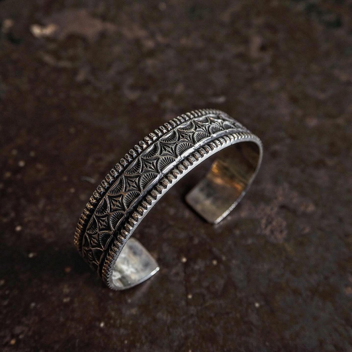 Leonard Maloney ／ Wide Stamp Work Bangle | CALI