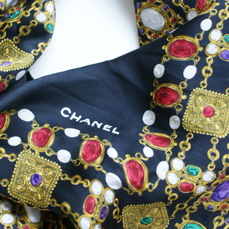 CHANEL シャネル グリポワガラスジュエリー柄 シルクスカーフ