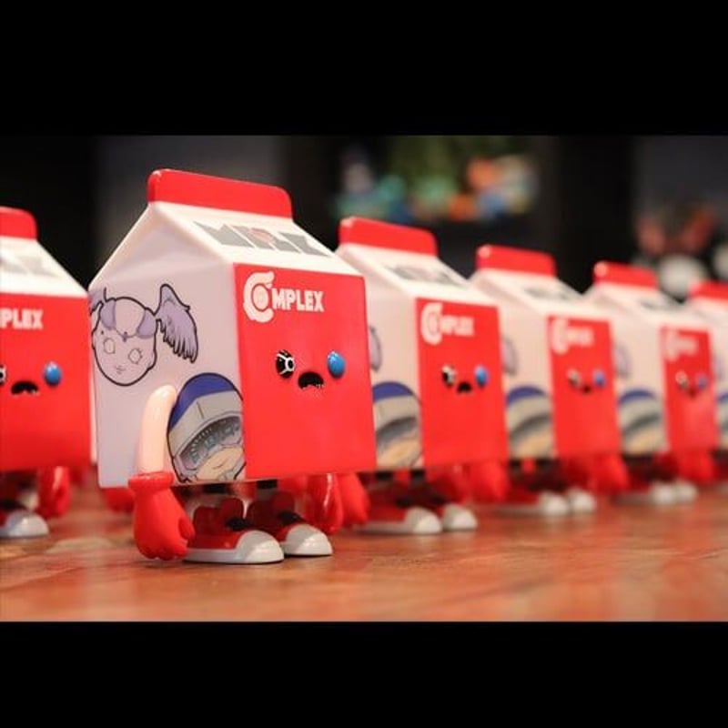 ジュースボックスボーイ ミルクパック」（complexコラボカラー