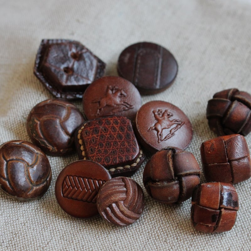 フランスの古いレザー四角くるみボタン 19㎜ 217 | Le manège