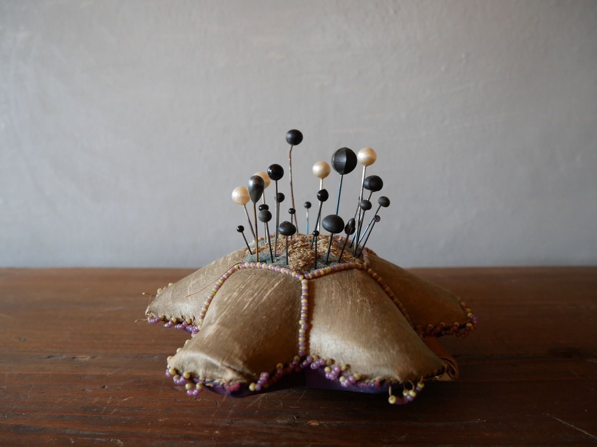 ピンクッションと針たくさん アンティークピン付き フランス